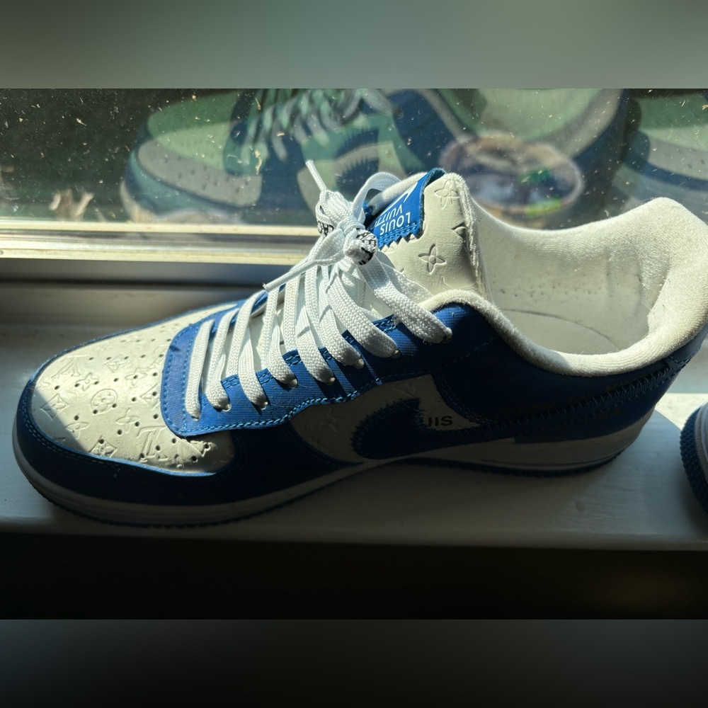 Louis Vuitton Nike Air Force One. Great condition. Limited edition collectors